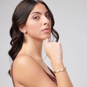 Elegancka złota bransoletka Brosway PERFECT BPC73 wykonana ze stali chirurgicznej 316L, pozłacana metodą PVD. Ozdobiona kroplami w kolorze stali i imitacją pereł. Idealna na każdą okazję.2.jpg